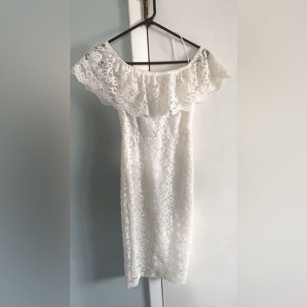 Cute formal fitting dress only been worn 1 time don’t fit in it any more